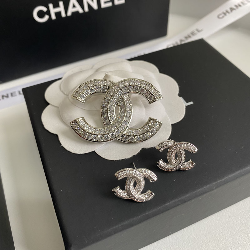 D026 Chanel brooch 104517