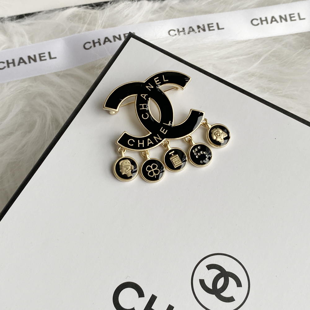 C067 Chanel brooch 104732