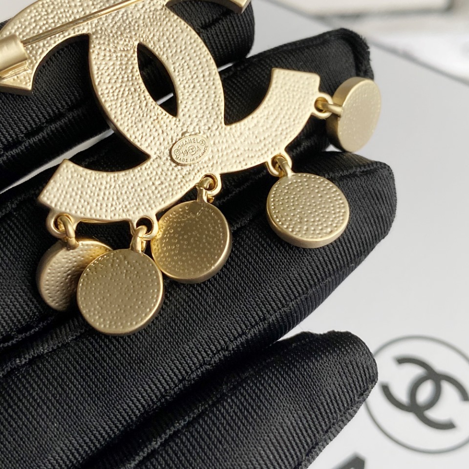 C067 Chanel brooch 104732