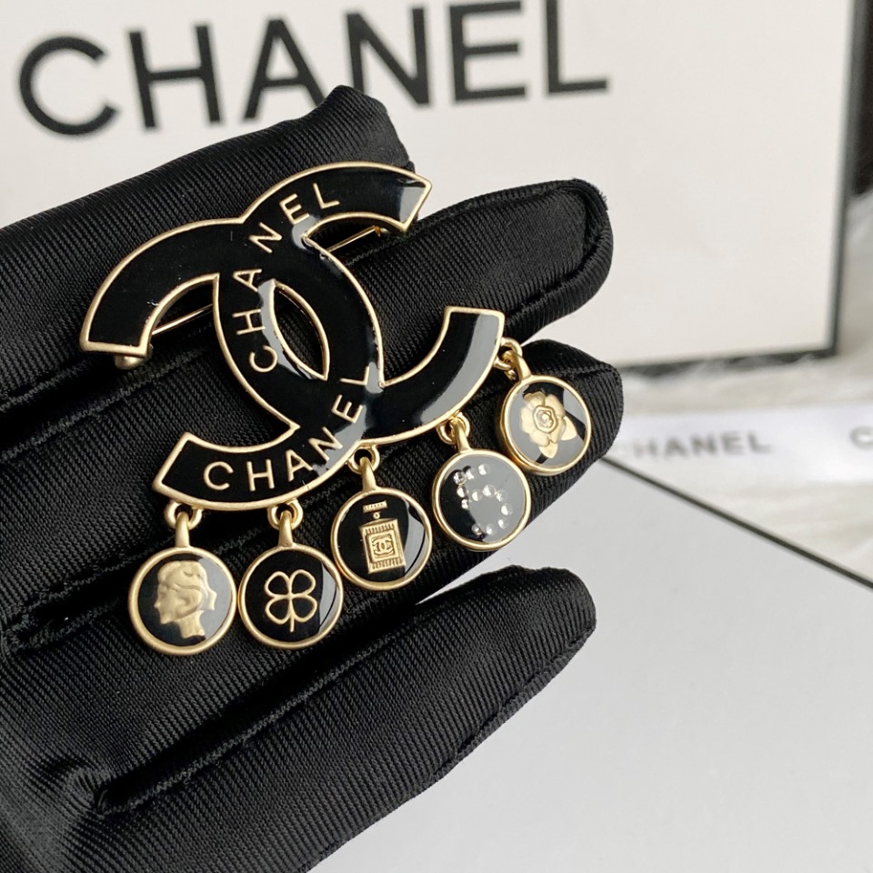 C067 Chanel brooch 104732