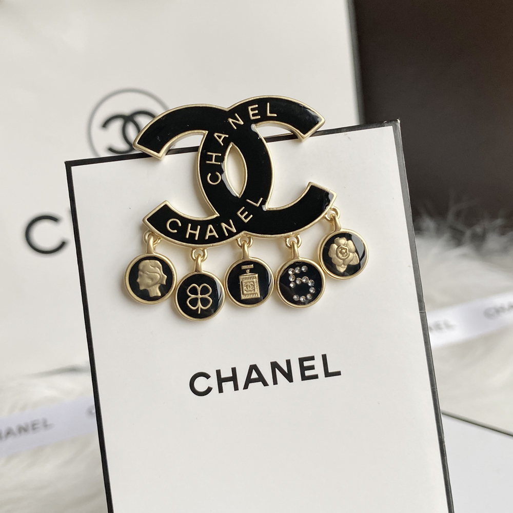C067 Chanel brooch 104732