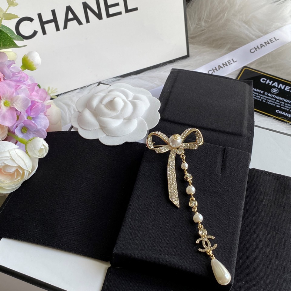 C092 Chanel brooch 104831