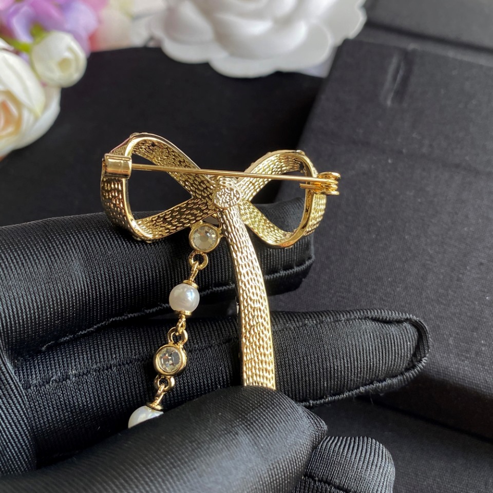 C092 Chanel brooch 104831