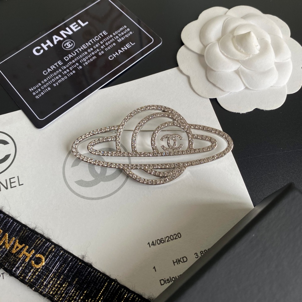 C142  Chanel brooch 105851