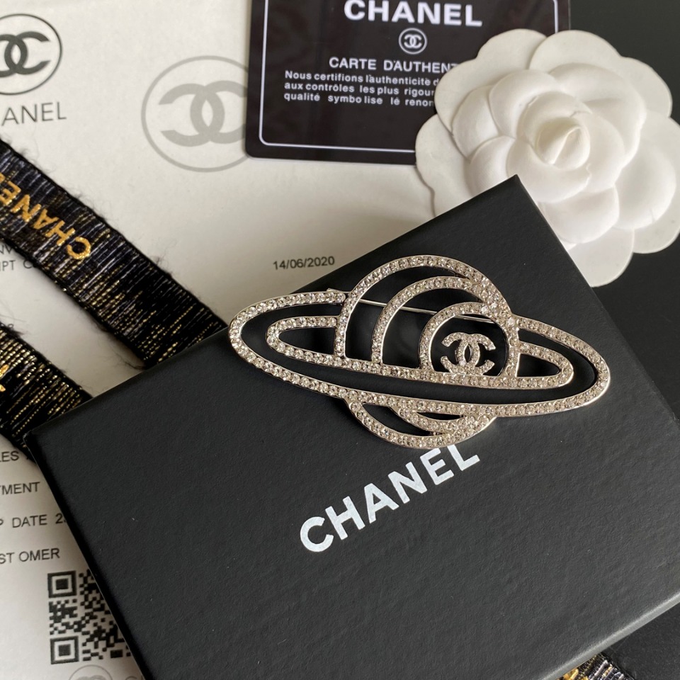 C142  Chanel brooch 105851