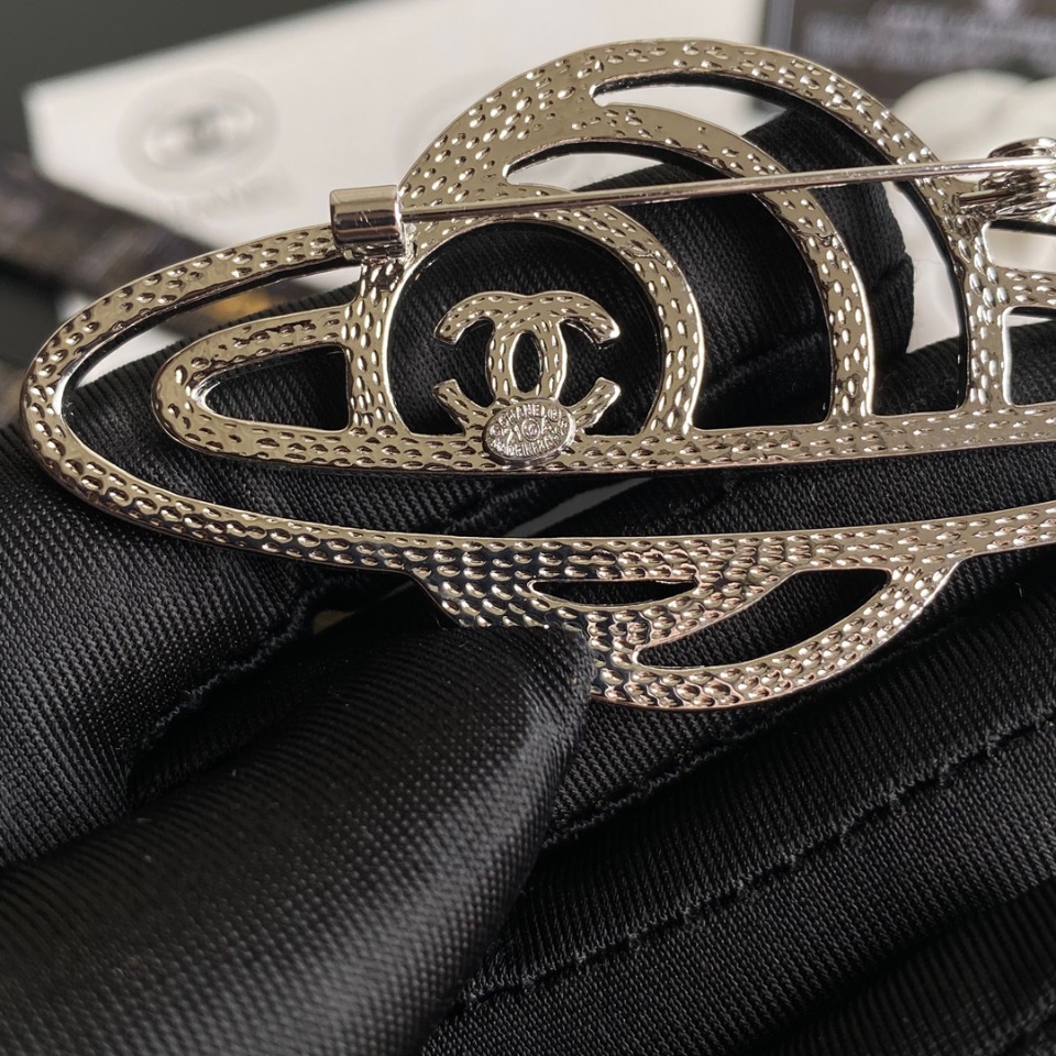 C142  Chanel brooch 105851