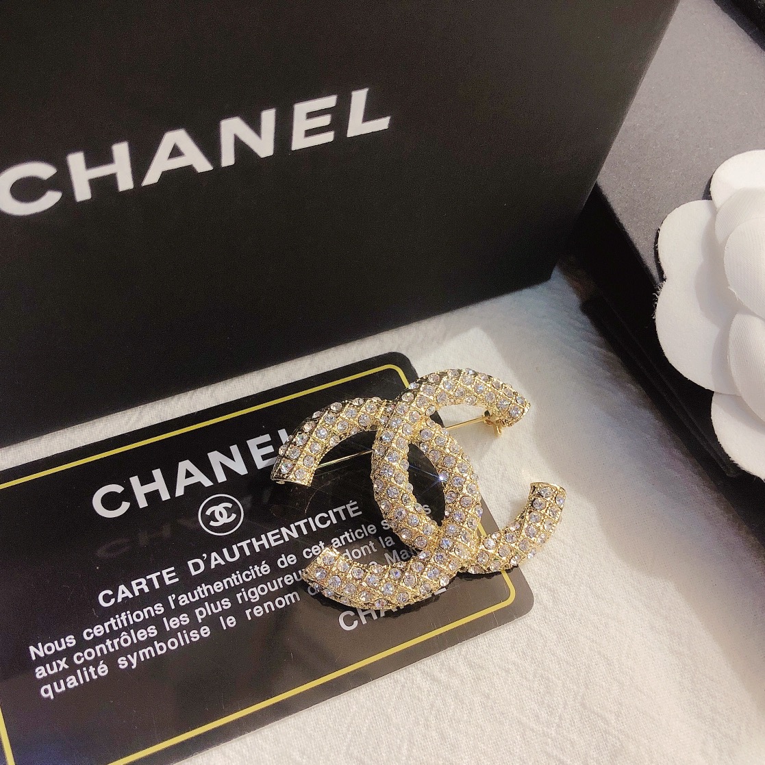 D003  Chanel brooch 106249