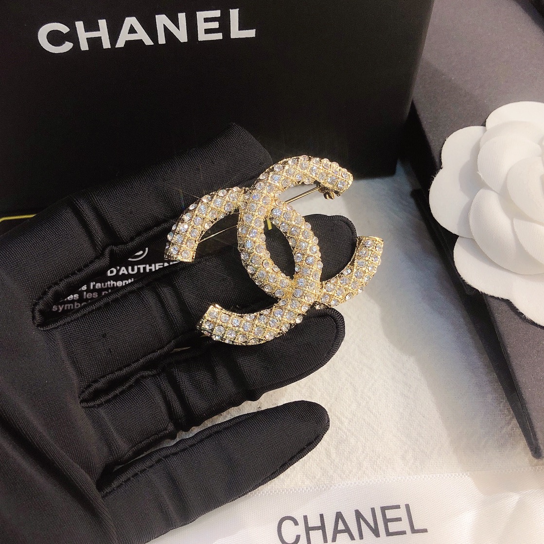 D003  Chanel brooch 106249