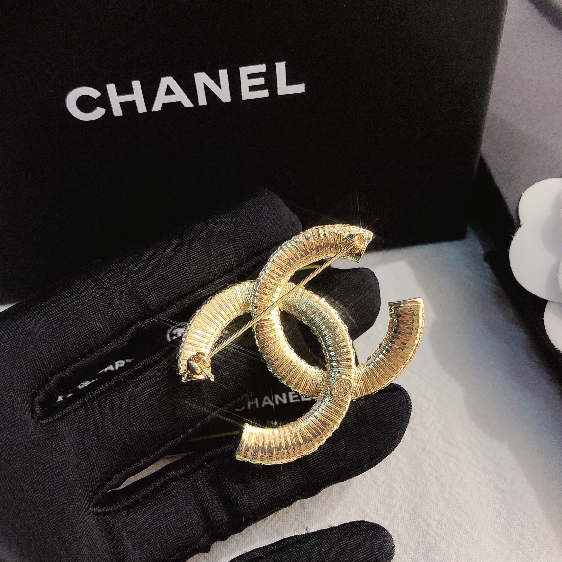 D003  Chanel brooch 106249