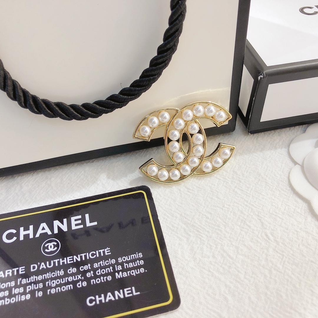 D005 Chanel brooch 106251