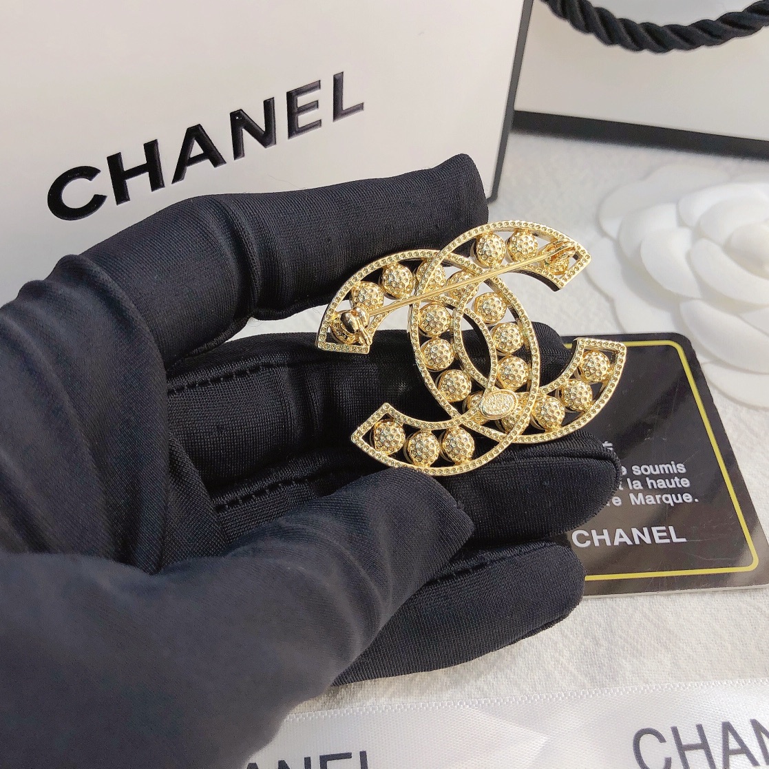 D005 Chanel brooch 106251