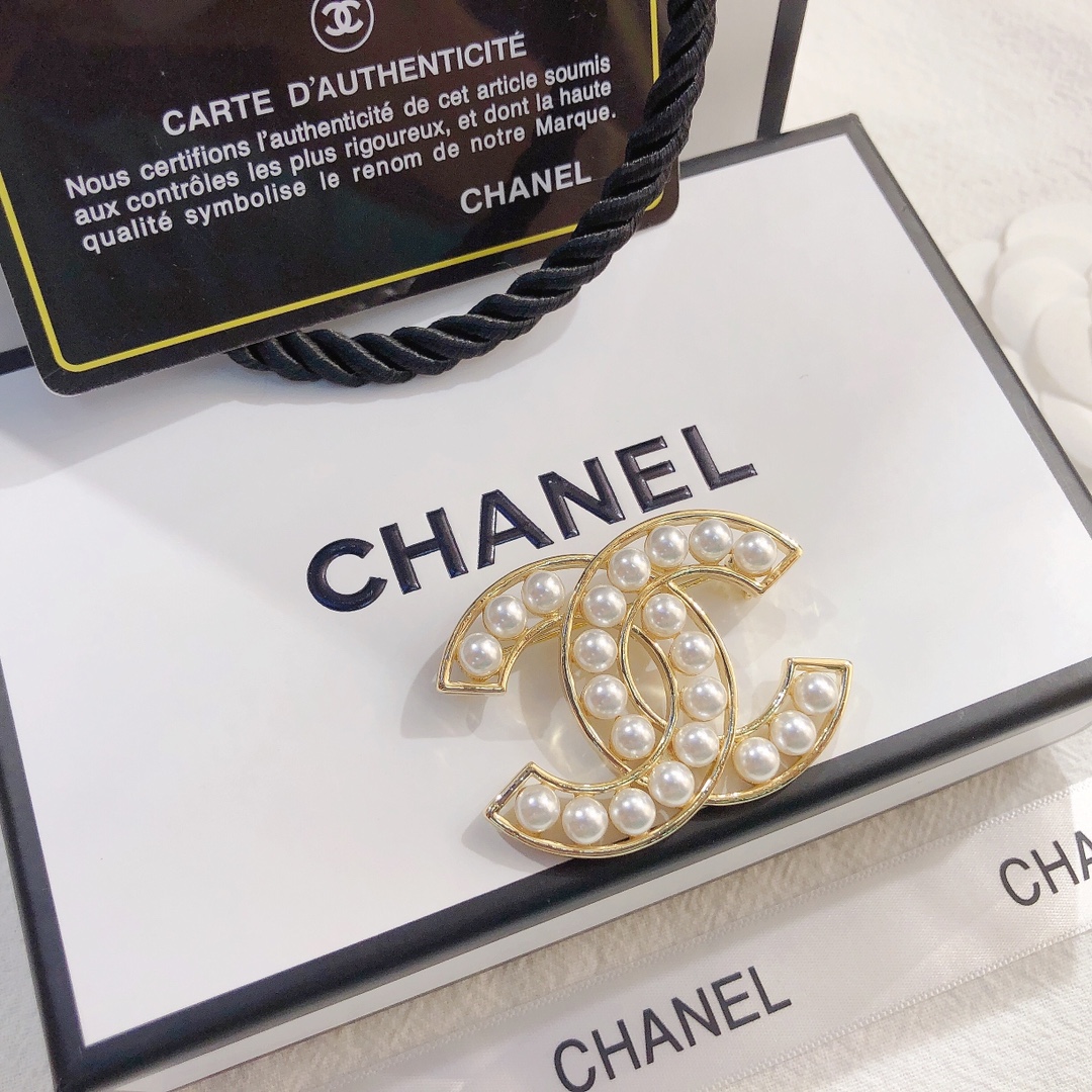 D005 Chanel brooch 106251