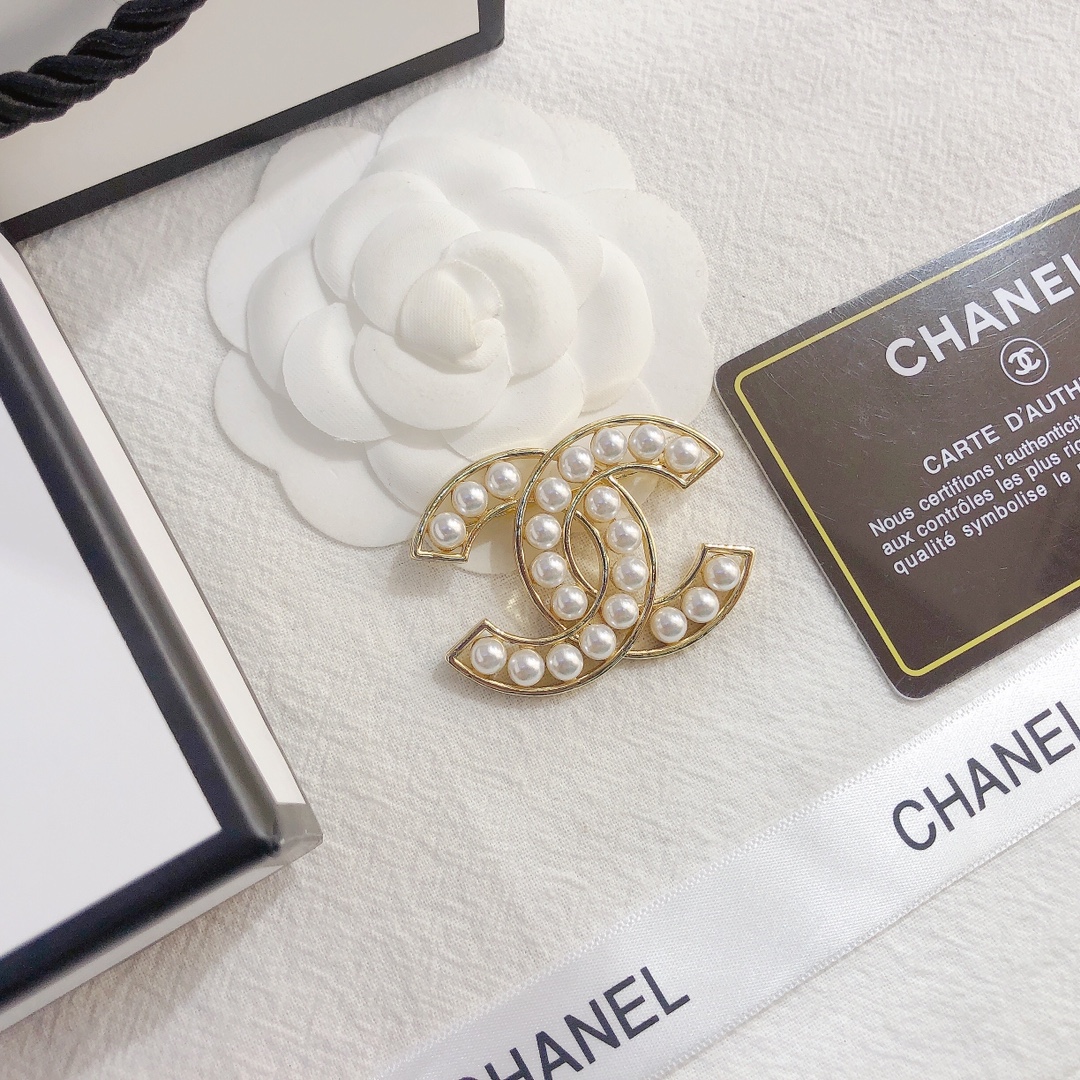 D005 Chanel brooch 106251