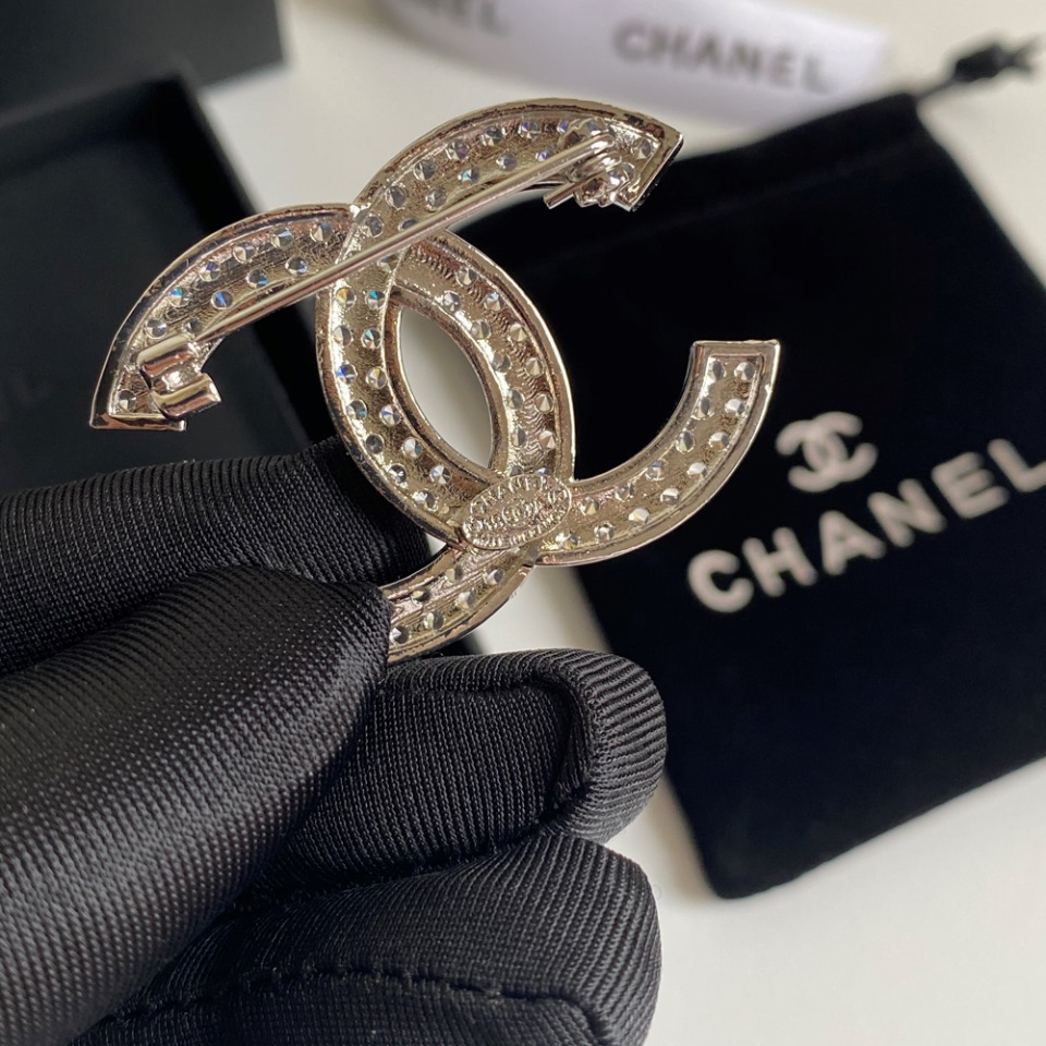 D022 Chanel brooch 107851