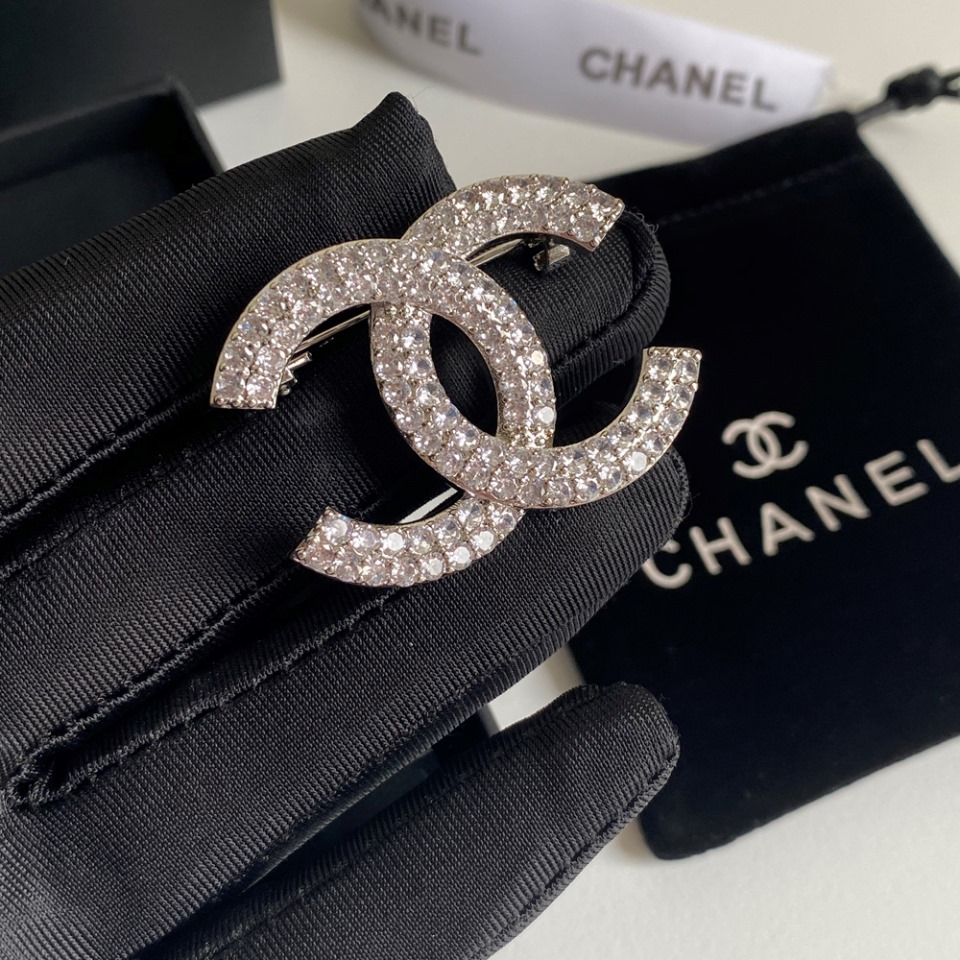 D022 Chanel brooch 107851