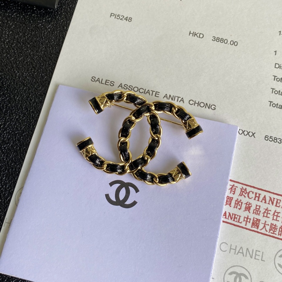 C071 Chanel brooch 106384