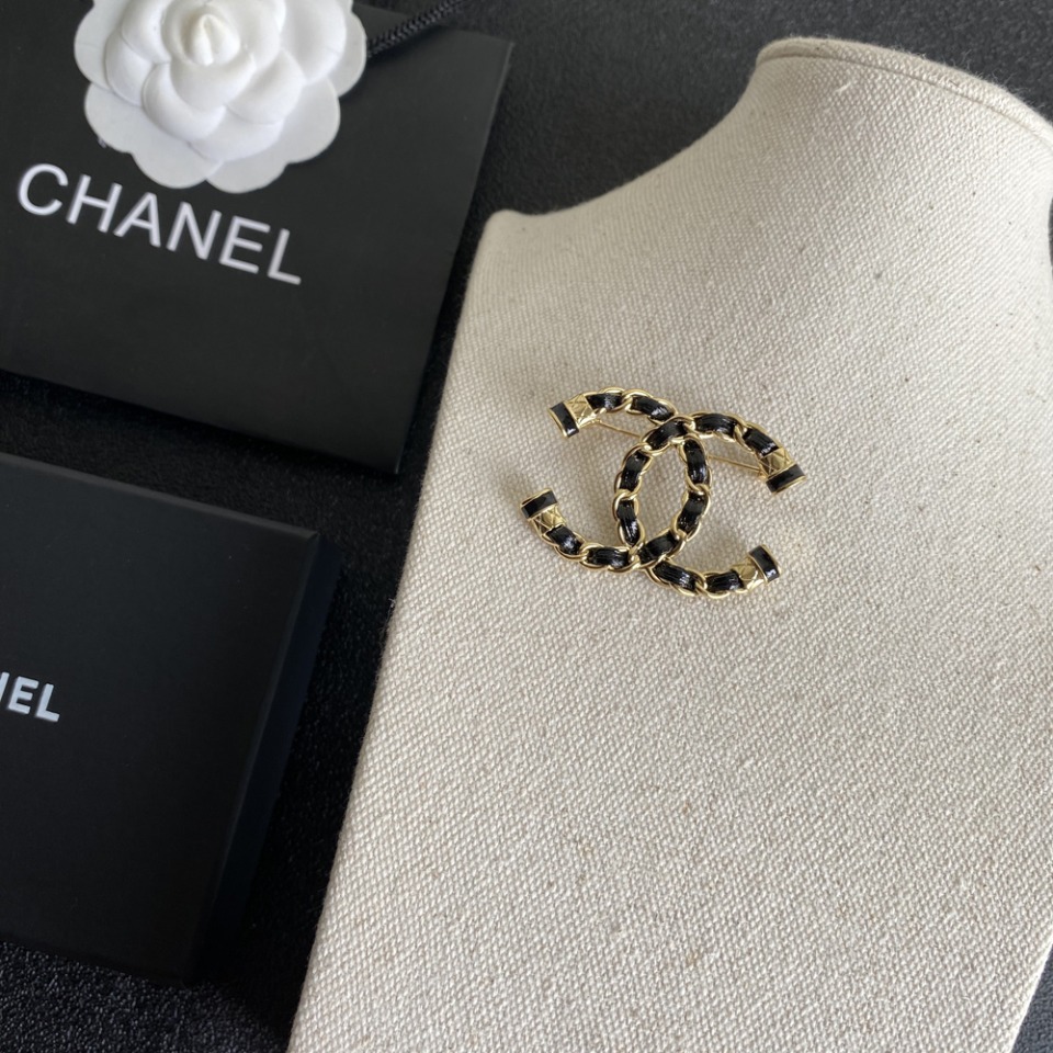 C071 Chanel brooch 106384