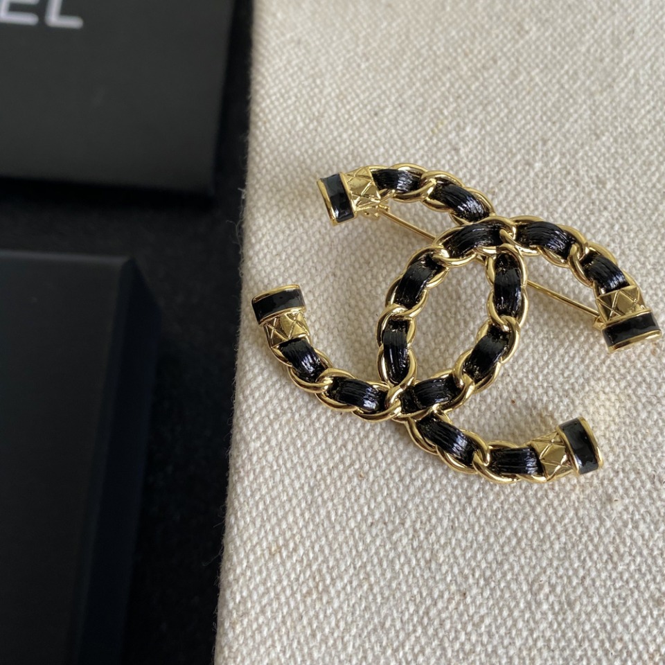 C071 Chanel brooch 106384