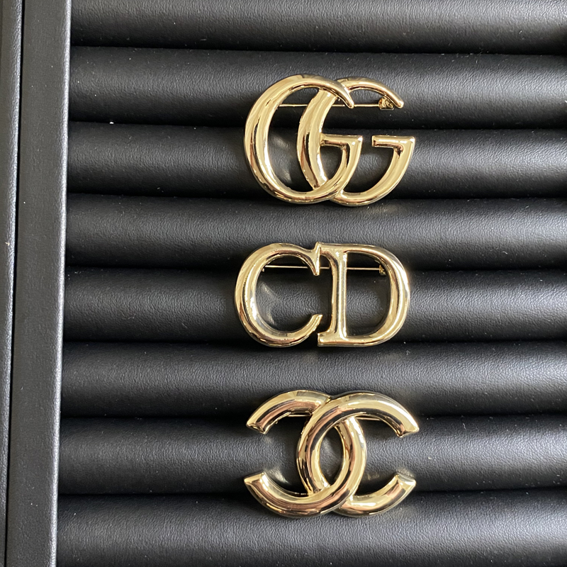 C079 Chanel brooch 104695