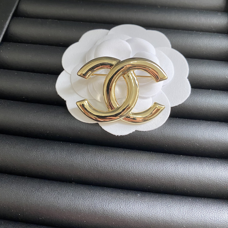 C079 Chanel brooch 104695