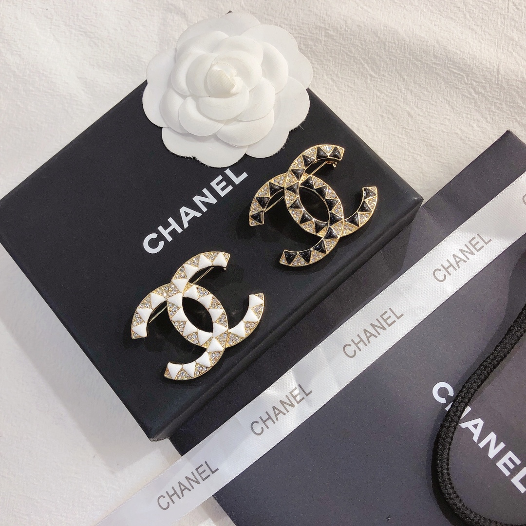 Chanel brooch 106519