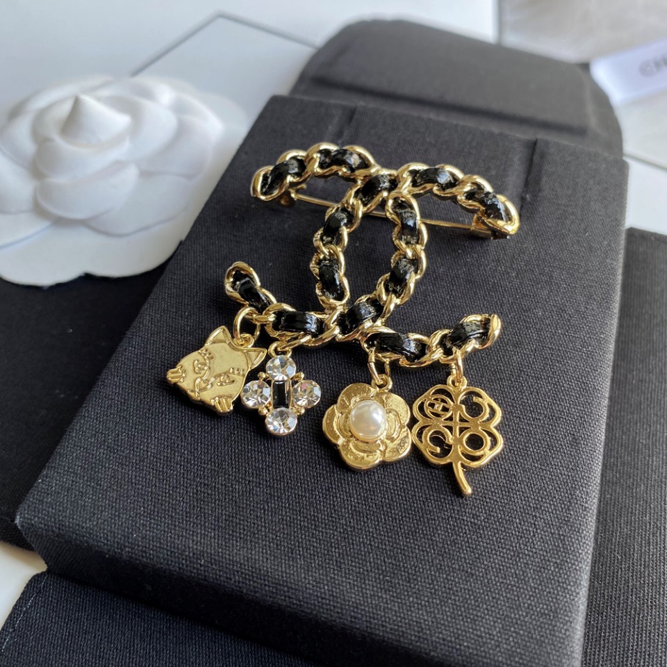 C090 Chanel brooch 106535