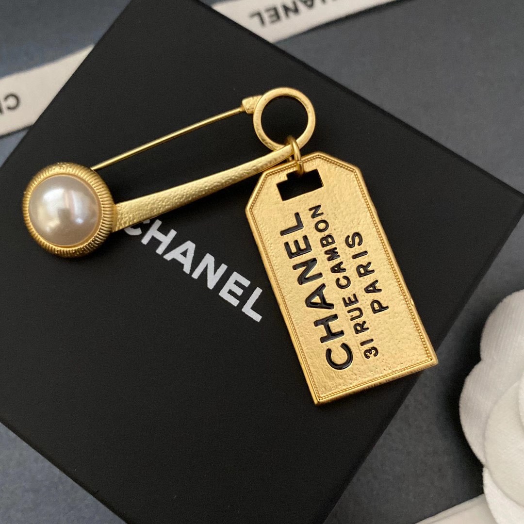 C134 Chanel brooch 103113