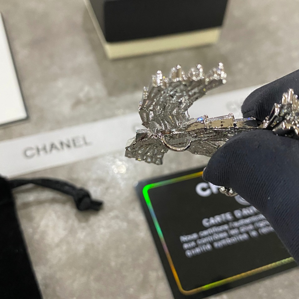 D012 chanel brooch 106655
