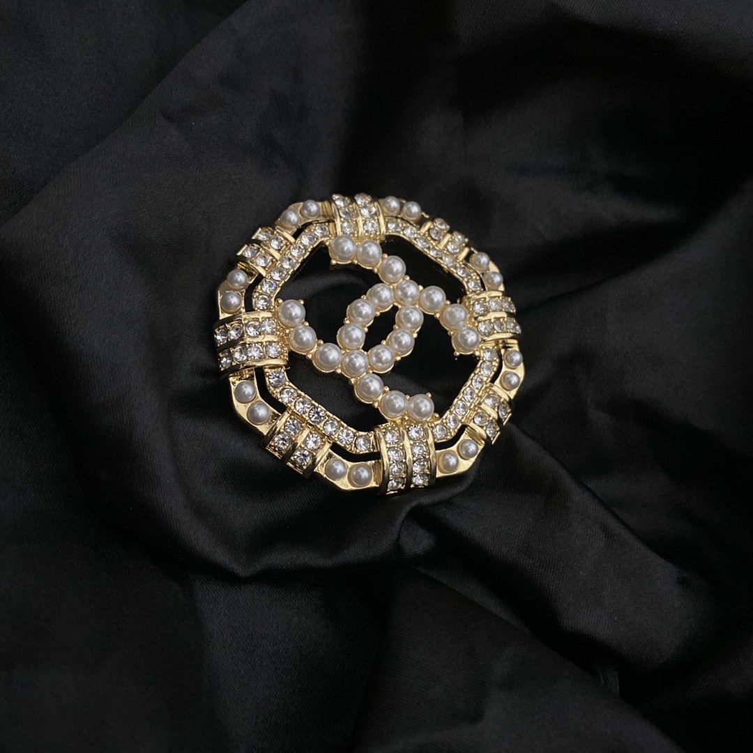 Chanel brooch 106688