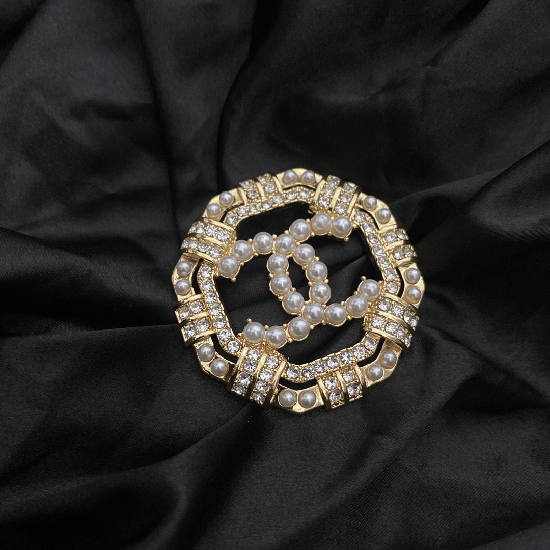 Chanel brooch 106688
