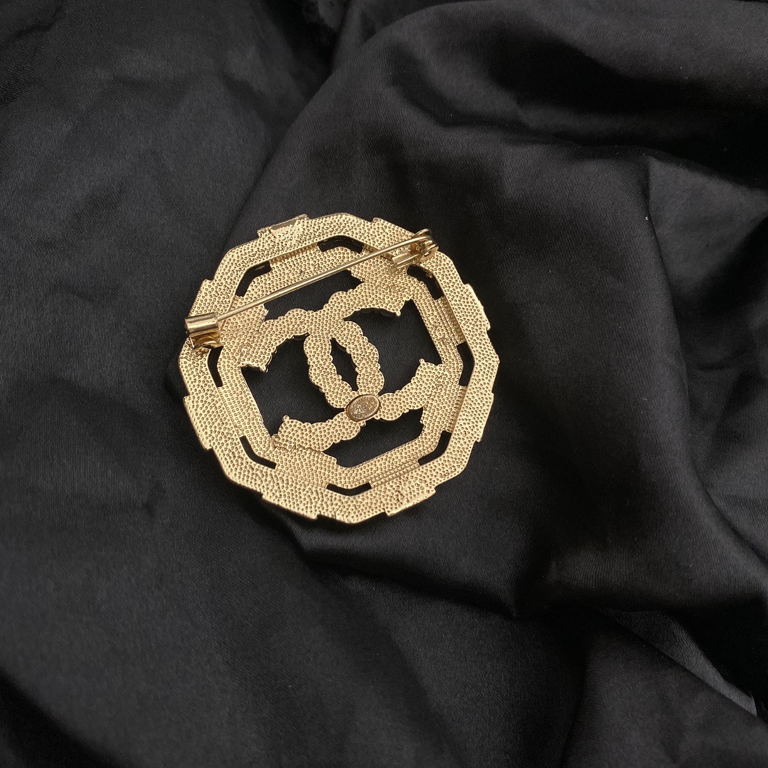 Chanel brooch 106688