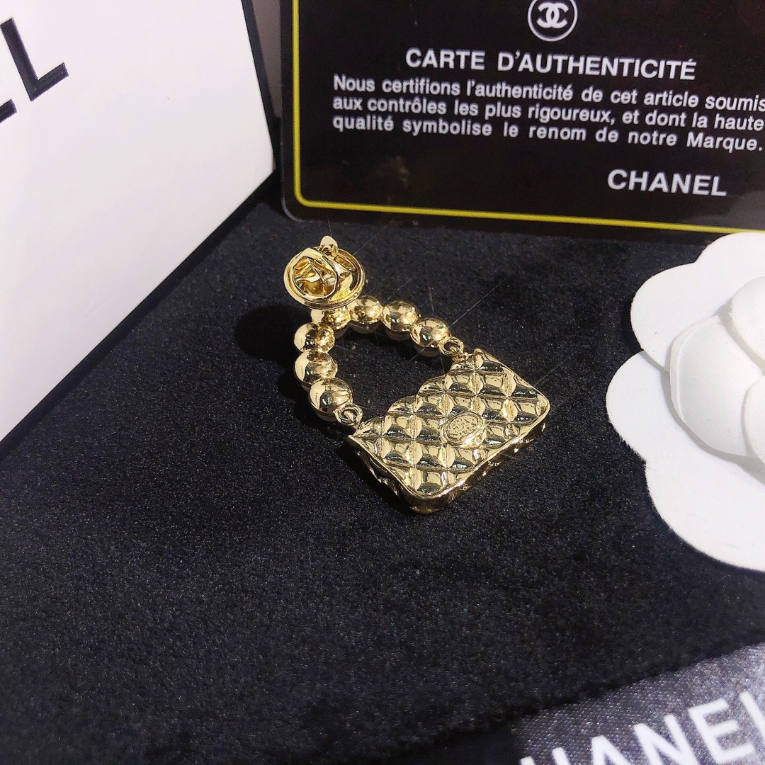 D017   Chanel brooch 106782
