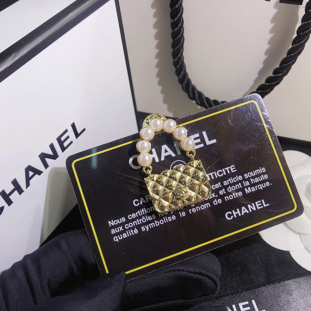 D017   Chanel brooch 106782