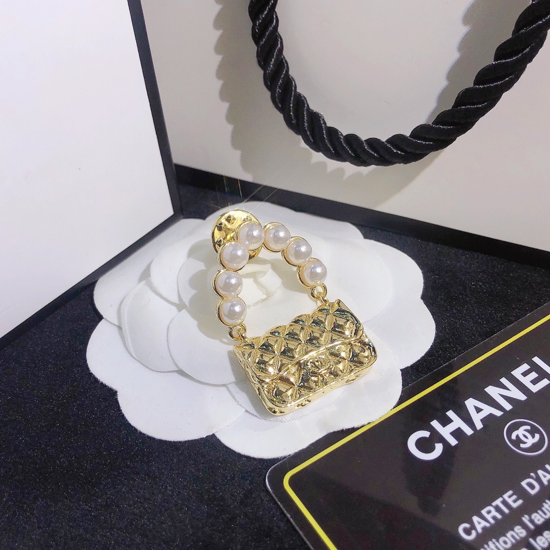 D017   Chanel brooch 106782