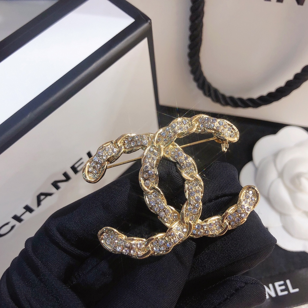 D018  Chanel brooch 106783