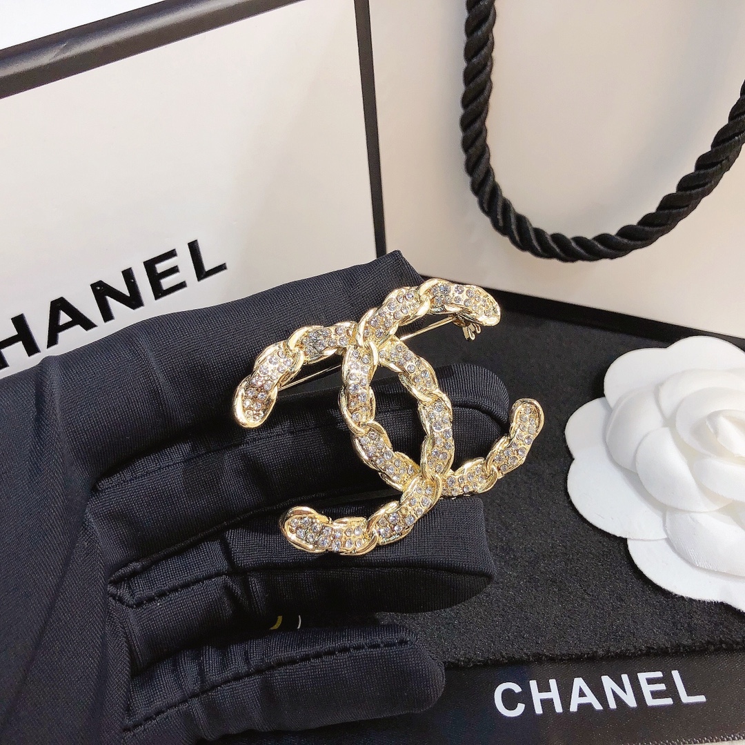 D018  Chanel brooch 106783