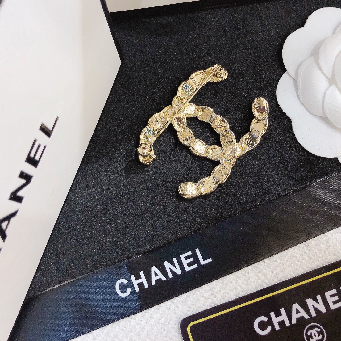 D018  Chanel brooch 106783