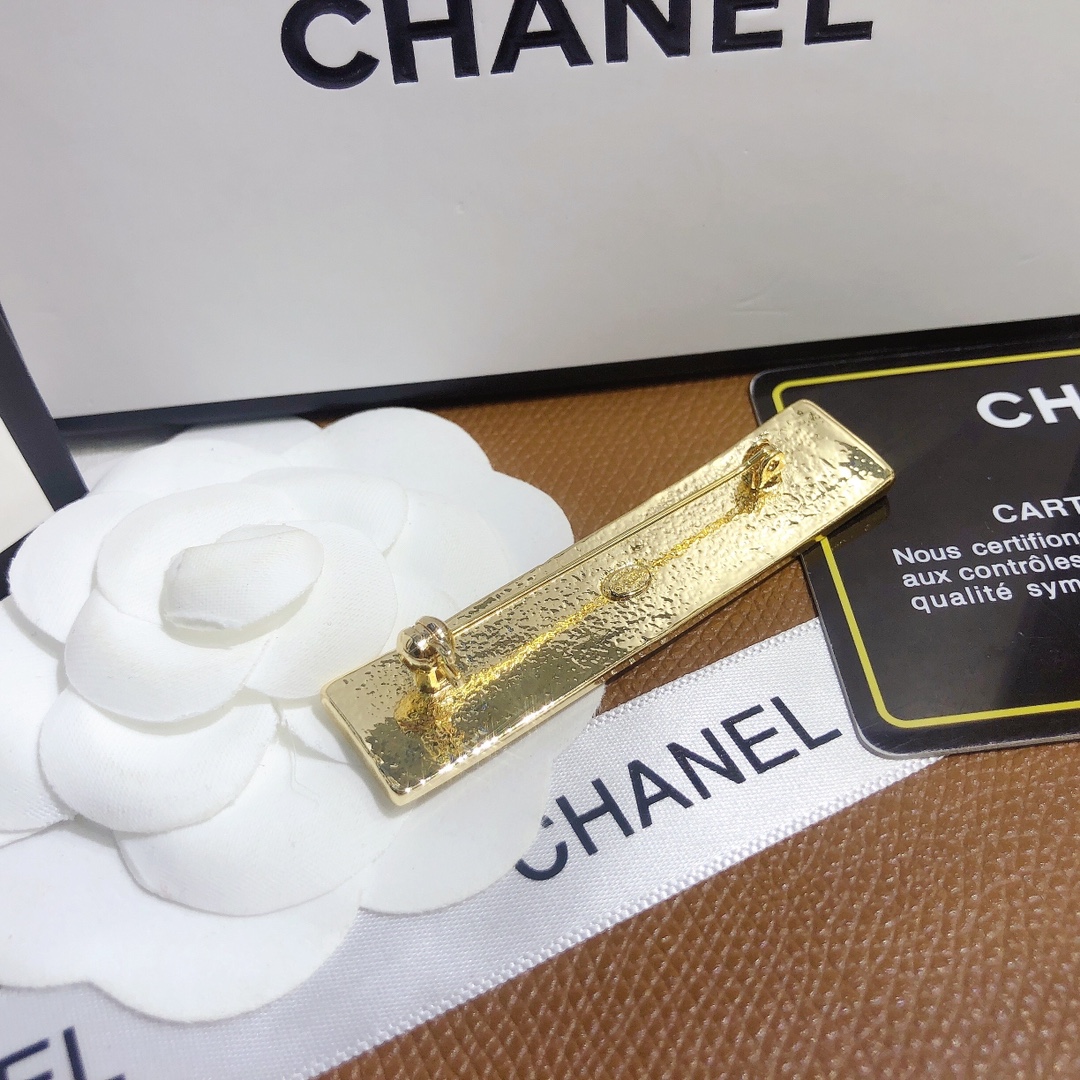 D026   Chanel brooch 106790