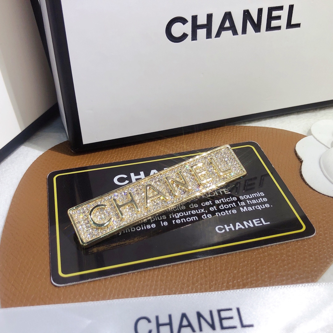 D026   Chanel brooch 106790