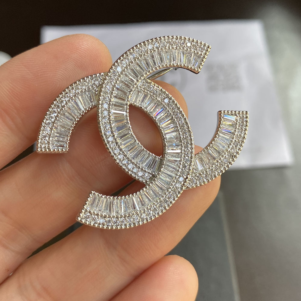 D018 chanel brooch 106859