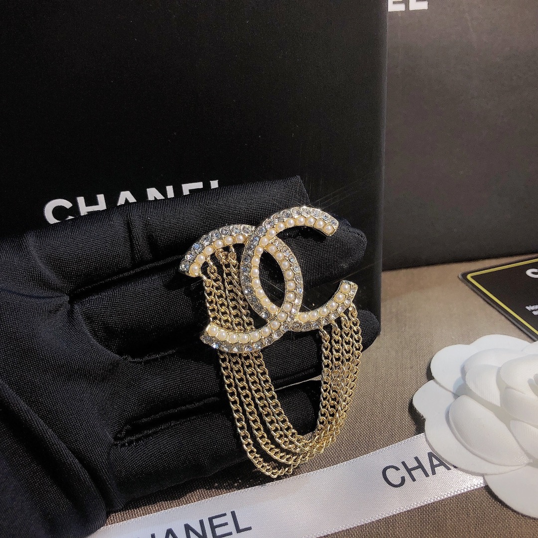 D036   Chanel brooch 106908