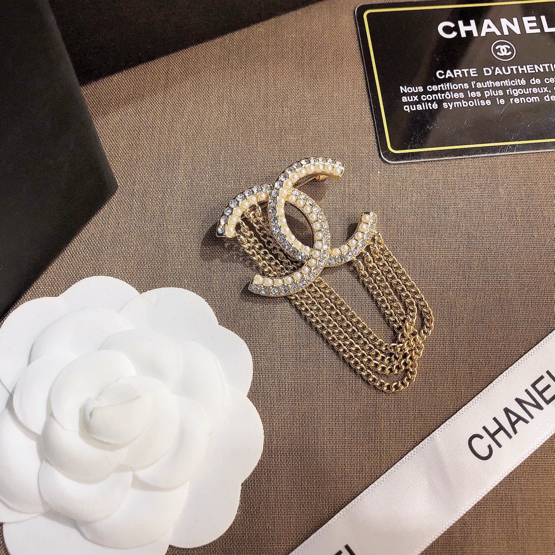 D036   Chanel brooch 106908