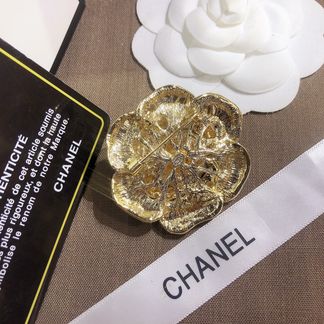 D038    Chanel brooch 106920