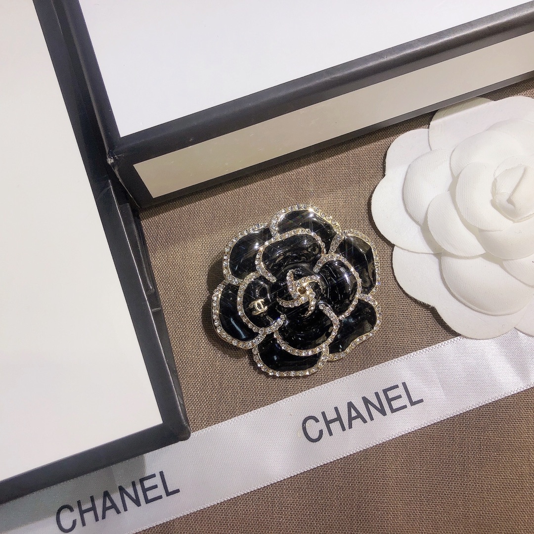 D038    Chanel brooch 106920