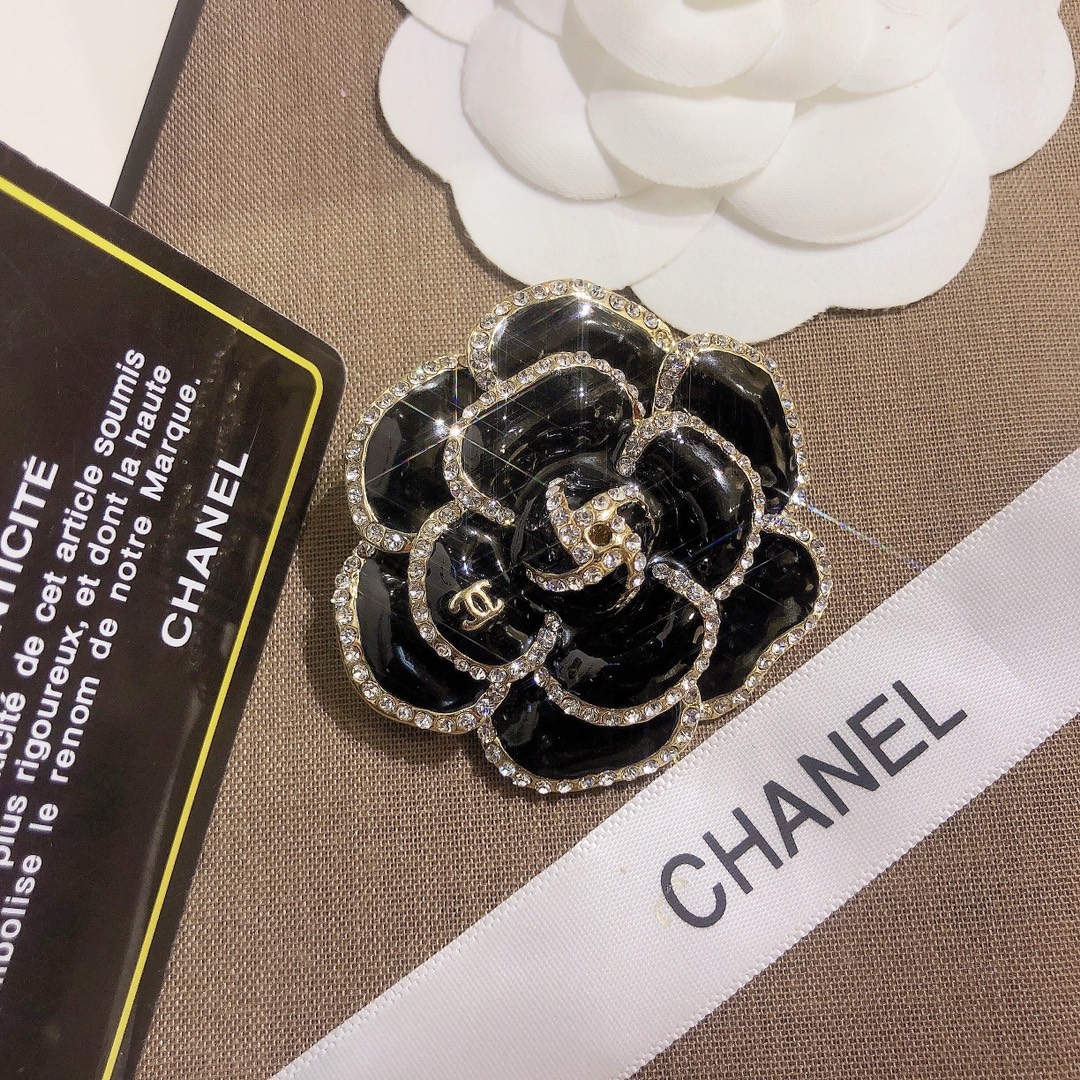 D038    Chanel brooch 106920