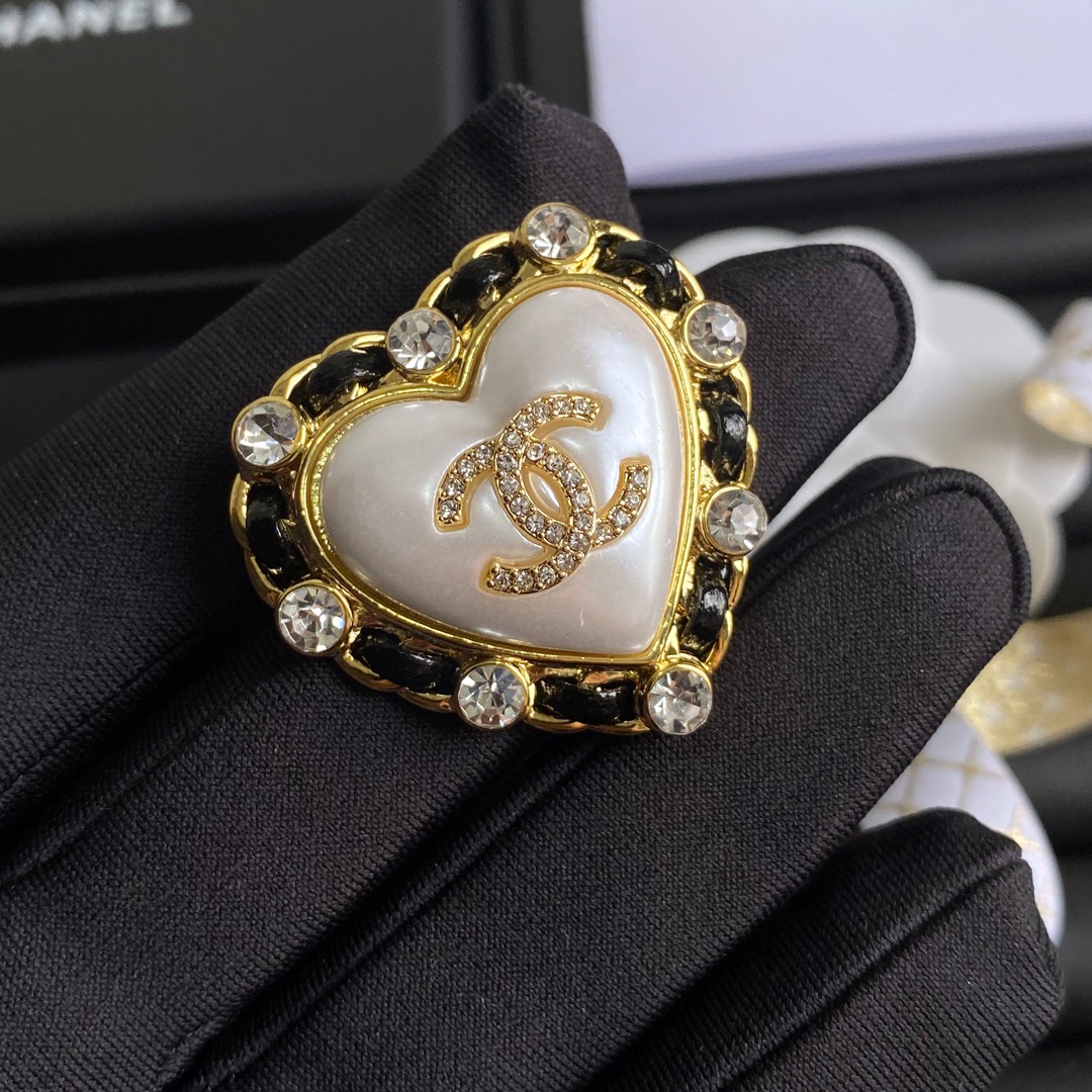 C179 Chanel brooch 106956