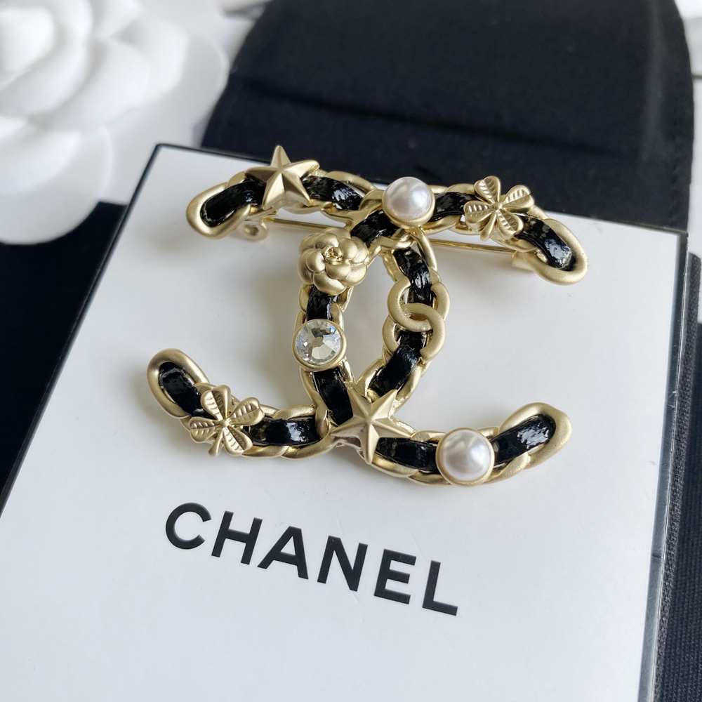 C109 Chanel brooch 106976