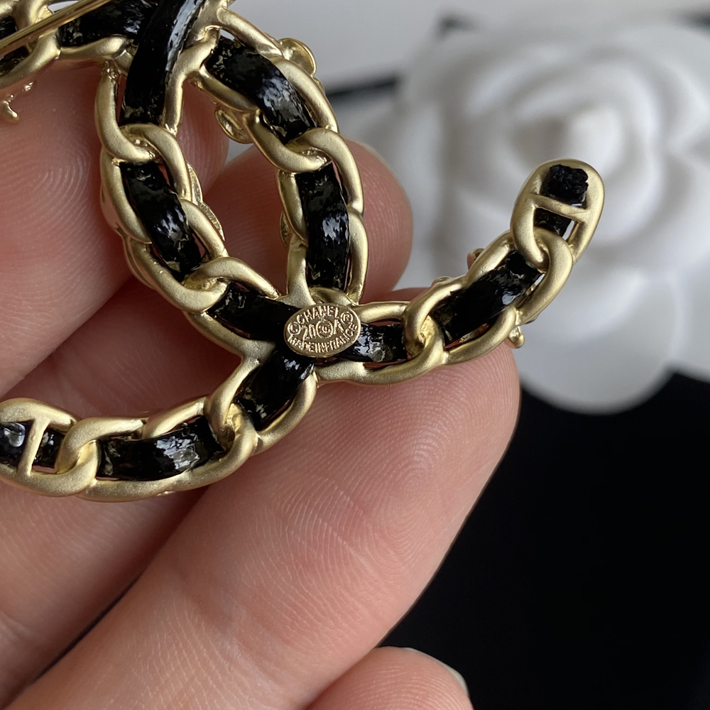 C109 Chanel brooch 106976