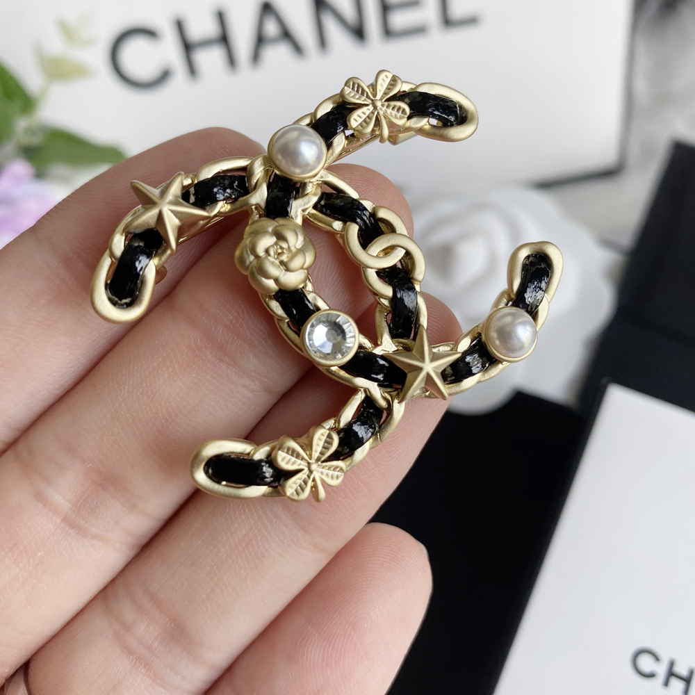 C109 Chanel brooch 106976