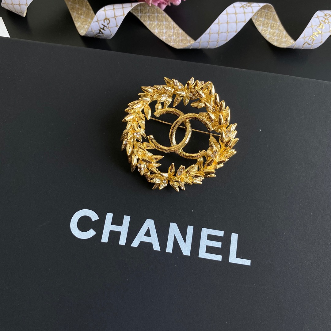 C193  Chanel brooch 107001